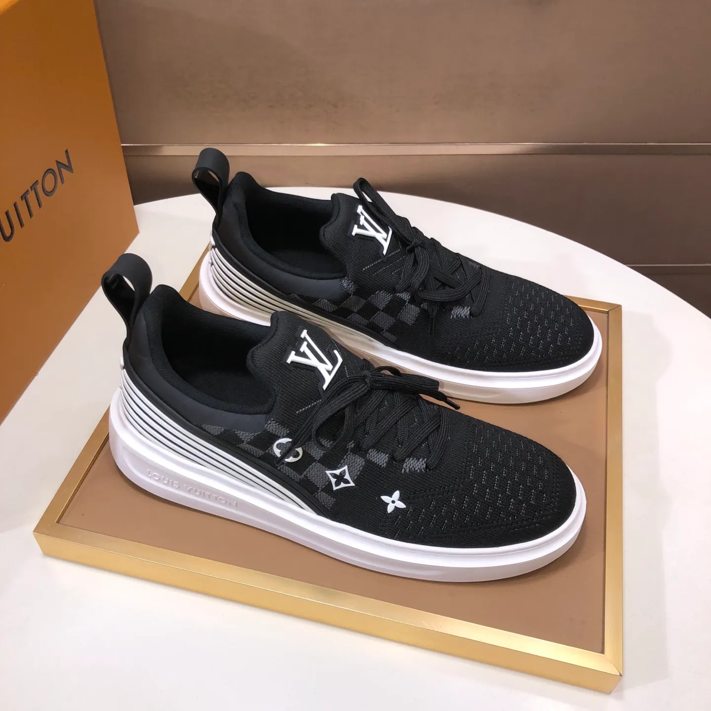 Men's men's shoes 💰640💰Original development, quality shipping, welcome to compare - LV sneaker series sports shoes introduce the loose silhouette of the ready-to-wear series into the spring and summer men's wear shows and make an eye-catching appearance. The cow leather upper is combined with rough fabric laces, and colorful beading highlights the brand's classic elements. LV letters mark the tongue and Monogram floral outsole. Mixed materials Made of top-grain cowhide, thick shoelace design, large Monogram print on the side, mesh lining and cotton feet, the comfort is as extreme as ever, premium heritage, quality first, worth owning! Size: Men’s 38-45 (45 is custom-made and cannot be returned or exchanged)